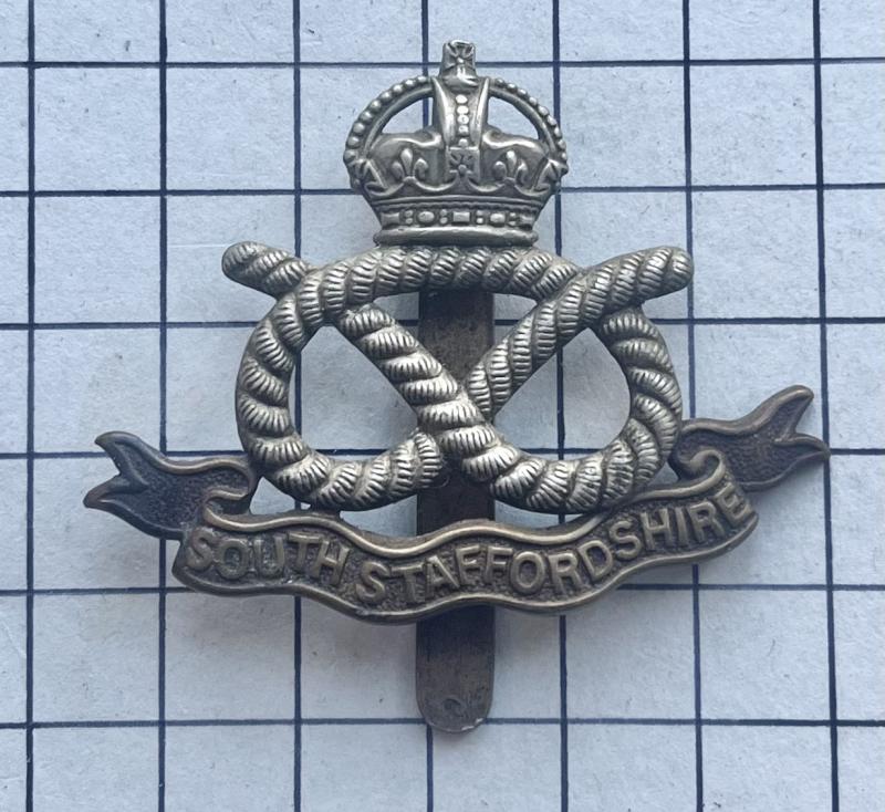 cWW2 South Staffordshire Regiment Bi-Metal Cap Badge