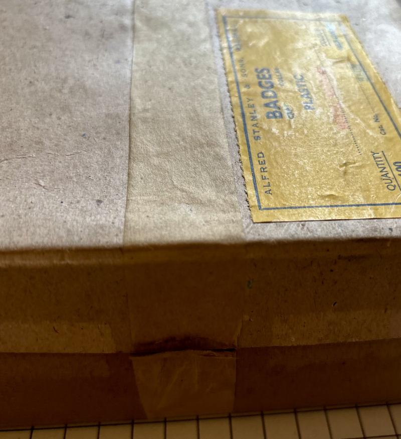 cWW2 Box 100 x Royal Marine (RM) Plastic Collar Badges Carton