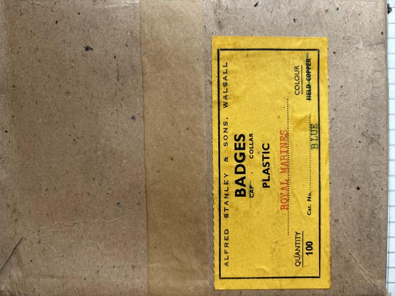 cWW2 Box 100 x Royal Marine (RM) Plastic Collar Badges Carton