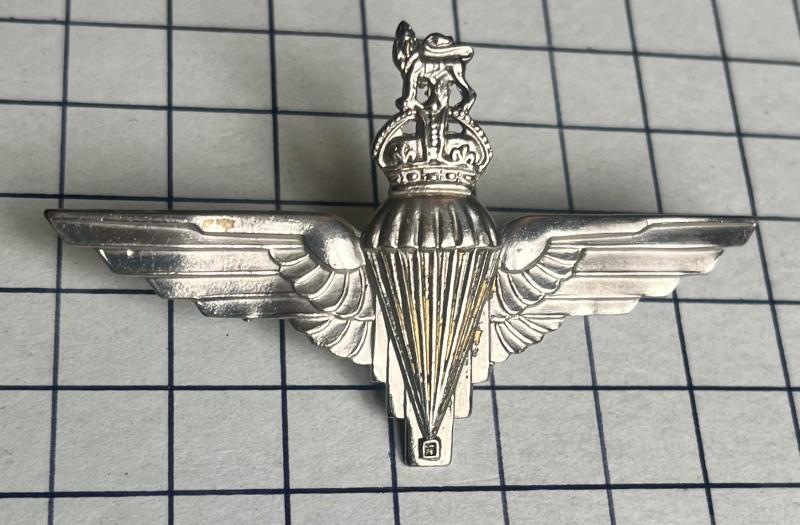 cWW2 British Rare Parachute Regiment Voided Crown Plated Cap Badge
