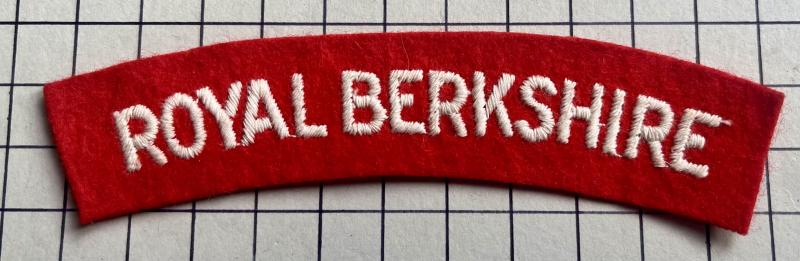 cWW2 Royal Berkshire Regiment Paste Back Cloth Shoulder Title Badge