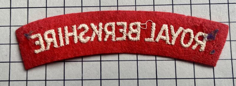 cWW2 Royal Berkshire Regiment Paste Back Cloth Shoulder Title Badge