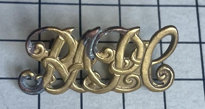 Royal Army Pay Corps (RAPC) Brass Script Shoulder Title Badge