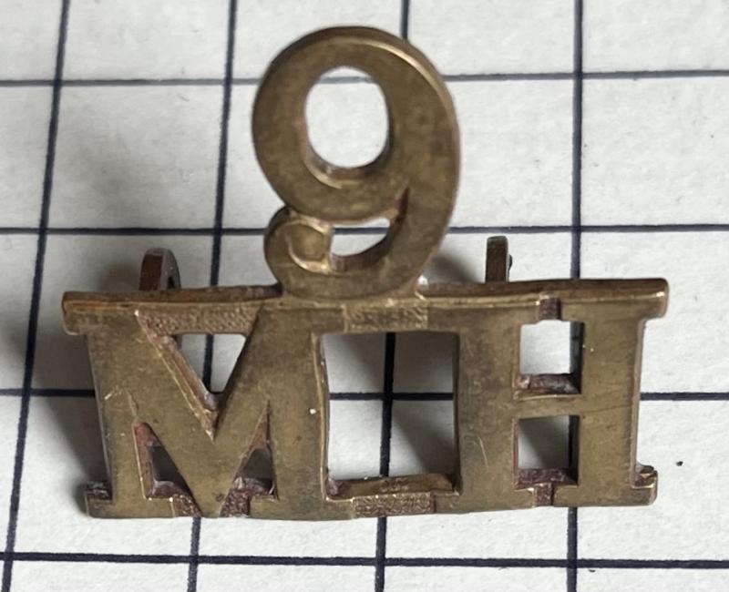 cWW1 1905-1920 Canadian 9th Mississauga Horse Manufactured by Ellis Bros Shoulder Title Brass Badge