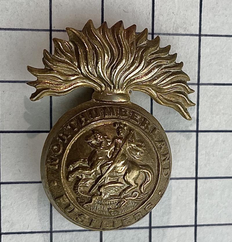 cWW1 Northumberland Fusiliers Brass Cap Badge
