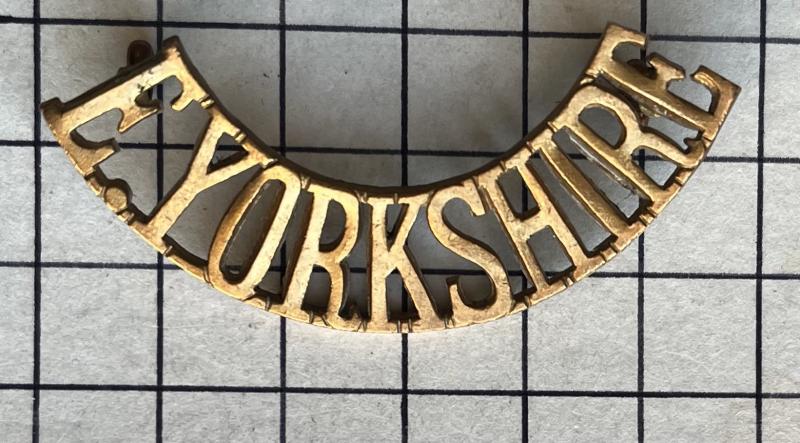 cWW2 East Yorkshire Regiment Brass Shoulder Title Badge