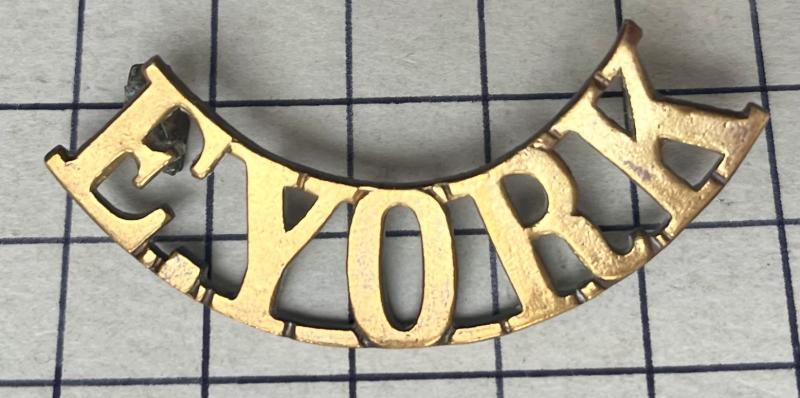 cWW1 East Yorkshire Regiment Brass Shoulder Title Badge