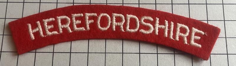 c1943 WW2 Herefordshire Regiment Paste Back Cloth Shoulder Title Badge