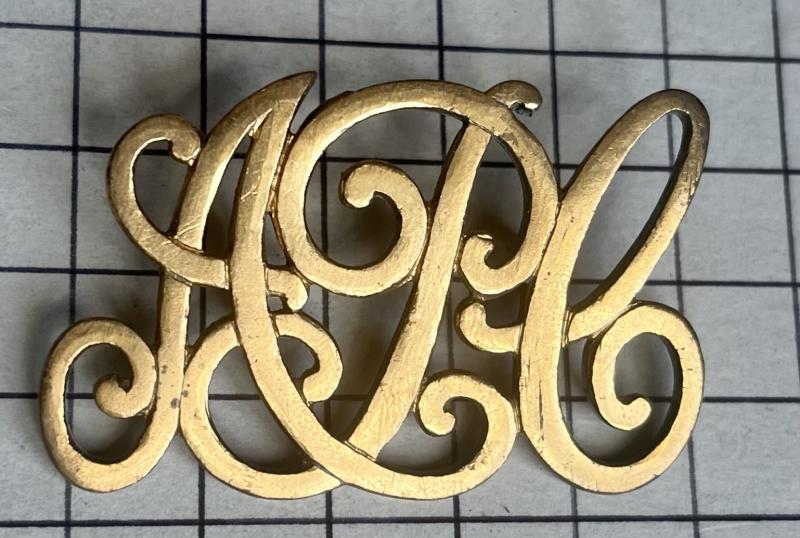 cWW1 Army Pay Corps (APC) Shoulder Title Badge