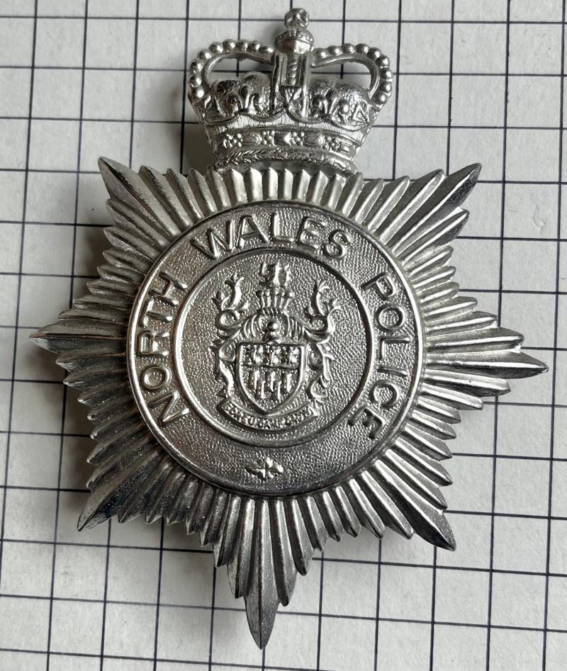 Post 1974 North Wales Constabulary Police QC White Metal Helmet Plate Badge