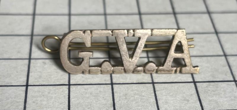 c1961-67 Gloucestershire Volunteer Artillery (GVA) 883 (Gloucestershire Volunteer Artillery) Locating Battery Cast White Metal Shoulder Title Badge