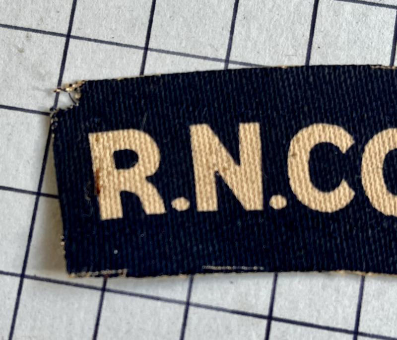 cWW2 Royal Navy (RN) Commando Calico Printed Shoulder Title Badge