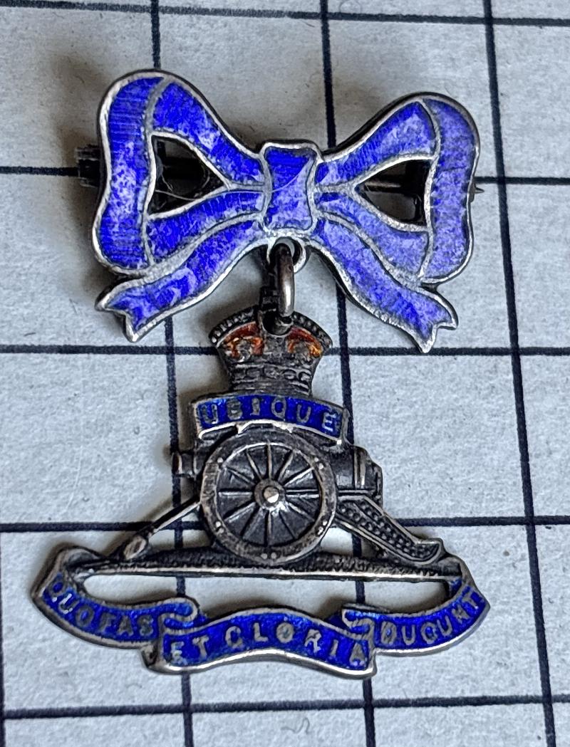 cWW2 Bow Type Silver Royal Artillery (RA) Sweetheart Pin Badge