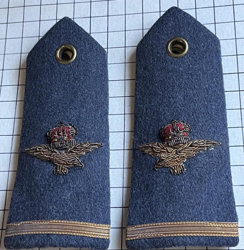 Post 1952 Royal Air Force (RAF) Shoulder Board Epaulette Flying Officer Badge