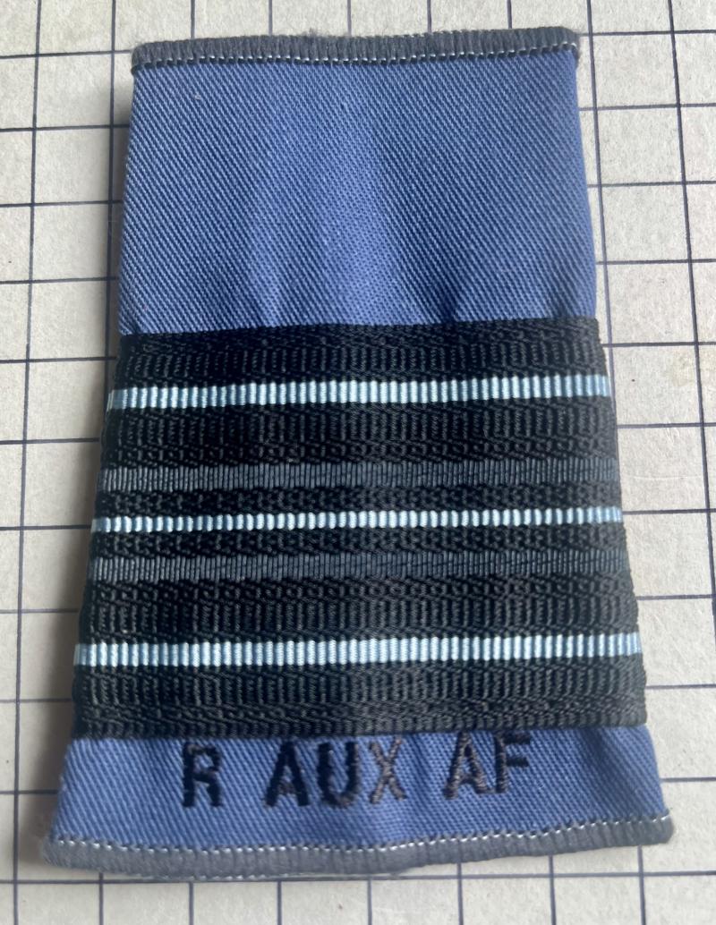 Sqn Ldr Royal Auxiliary Air Force Shoulder Title Slip-On Rank Slide Badge