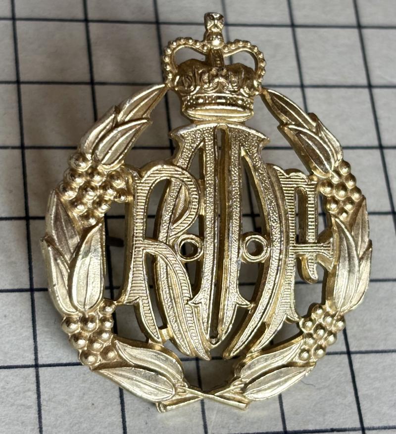 Staybrite Royal Australian Air Force (RAAF) QC Slouch Hat Cap Badge Maker Marked