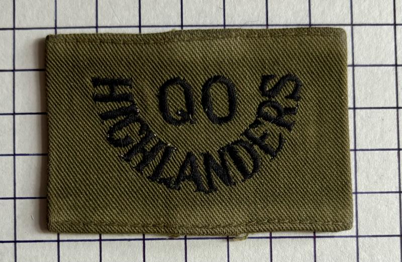 Pre 1994 The Queen's Own Highlanders (Seaforth and Camerons) 'QO HLDRS' Slip-On Shoulder Title Badge