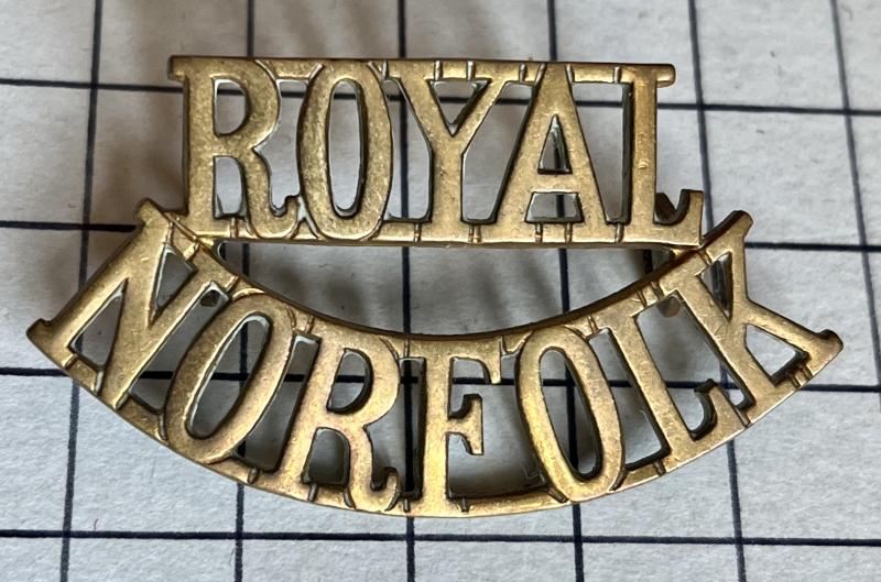 Post 1936 Royal Norfolk Regiment Brass Metal Shoulder Title Metal Badge