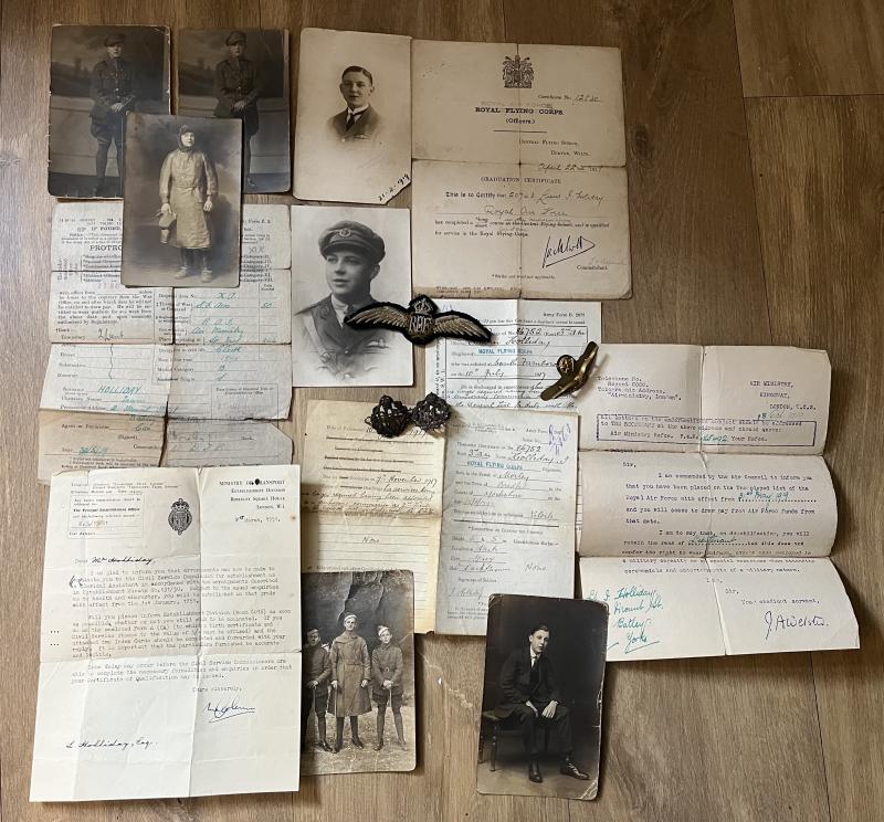 cWW1 Royal Flying Corps (RFC) Air Force (RAF) Lt Holliday Pilot Grouping: Wing, Collar, Sleeve Badges