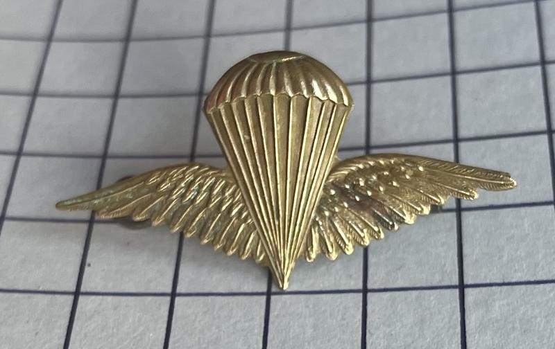 c1960s Iraq Airborne Special Forces Parachute Troops Brass Metal Cap Badge