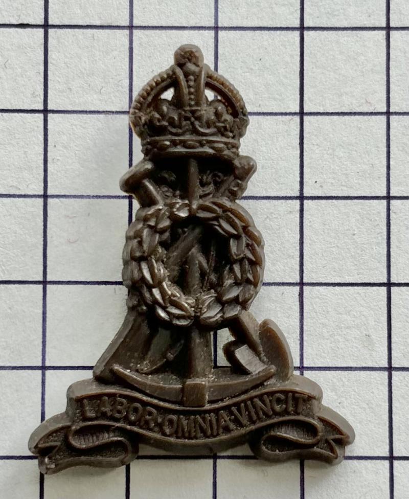 cWW2 Pioneer Corps (PC) Plastic Economy Cap Badge