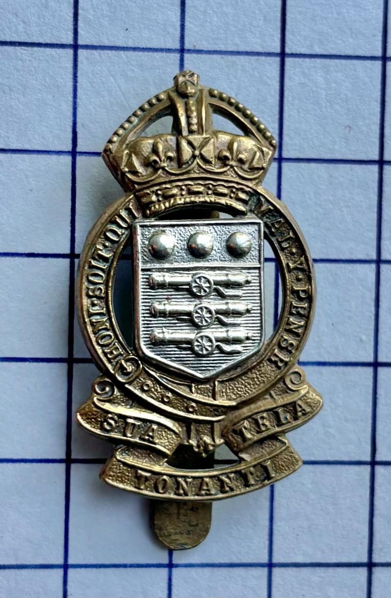 c1949-52 Royal Army Ordnance Corps (RAOC) Buttons Maker King's Crown Bi-Metallic Other Ranks' Metal Cap Badge