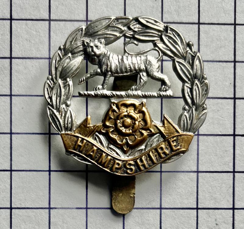 WW1 - WW2 Hampshire Regiment Cap Badge