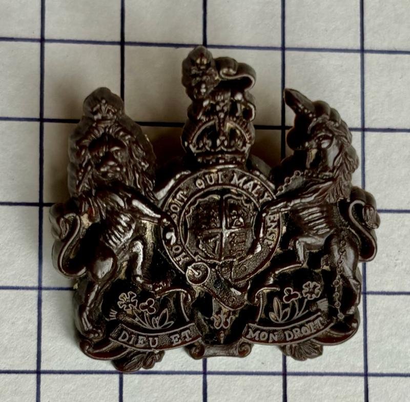 cWW2 General Service Corps (GSC) Brown Colour Plastic Bakelite Cap Badge