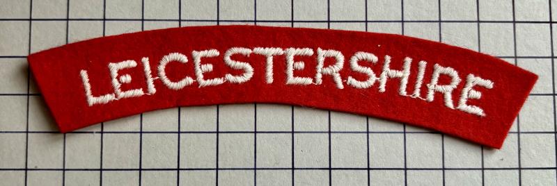 cWW2 Leicestershire Regiment Paste Backed Cloth Shoulder Title Badge