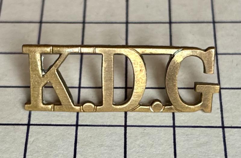 c1921-59 1st King's Dragoon Guards (KDG) Regiment Other Ranks Brass Metal Shoulder Title Badge