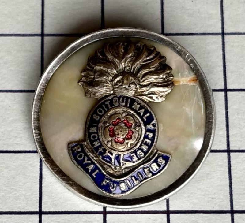 cWW1 Royal Fusiliers (RF) Mother of Pearl Silver Rim Sweetheart Brooch Badge