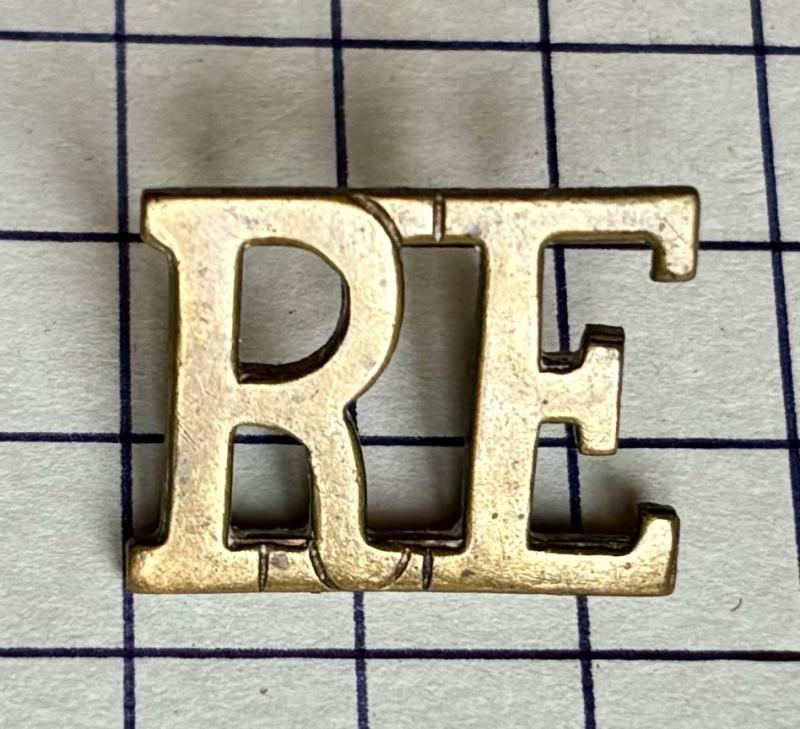 Royal Engineers (R.E.) Other Rank's Large Brass Metal Shoulder Title