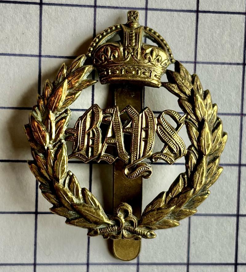 Queen’s Bays 2nd Dragoon Guards Cavalry Brass Metal Cap Badge