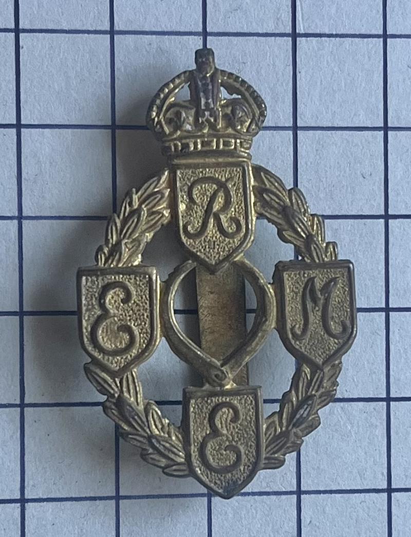 c1942-47 Royal Electrical Mechanical Engineers (REME) Other Ranks Brass Cap Badge